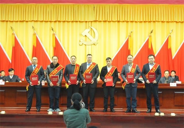 天一美家集團董事長程一先生榮獲“羊山首屆創(chuàng)業(yè)能手、羊山招商引資特別貢獻獎”