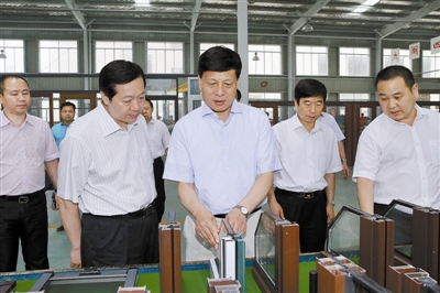 河南省省長謝伏瞻到信陽國際家居產(chǎn)業(yè)小鎮(zhèn)調(diào)研，并參觀了天一美家集團信陽天一窗業(yè)